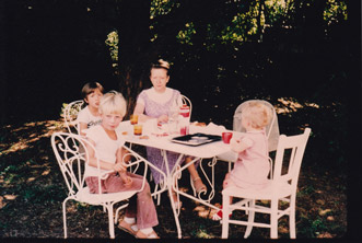 Jeanne Morrannier et ses petits enfants